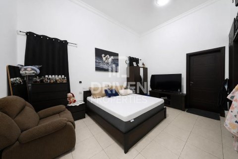Снять в аренду виллу в Умм-Сукейме, Дубай: 4 спальни, 594.58м², № 129659 - фото 2