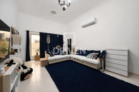 Снять в аренду виллу в Умм-Сукейме, Дубай: 4 спальни, 594.58м², № 129659 - фото 4