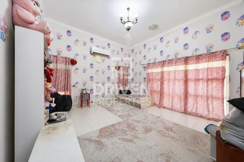 Снять в аренду виллу в Умм-Сукейме, Дубай: 4 спальни, 594.58м², № 129659 - фото 8