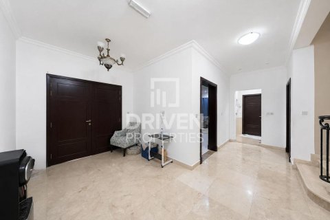 Снять в аренду виллу в Умм-Сукейме, Дубай: 4 спальни, 594.58м², № 129659 - фото 12