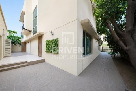 Снять в аренду виллу в Умм-Сукейме, Дубай: 4 спальни, 594.58м², № 129659 - фото 7