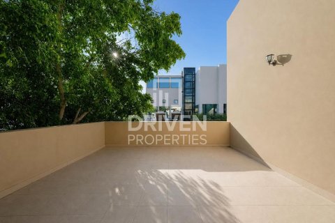 Снять в аренду виллу в Умм-Сукейме, Дубай: 4 спальни, 594.58м², № 129659 - фото 6