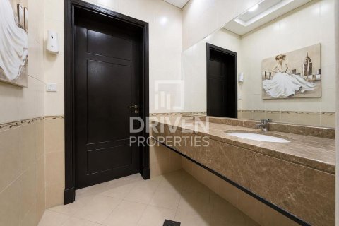 Снять в аренду виллу в Умм-Сукейме, Дубай: 4 спальни, 594.58м², № 129659 - фото 3