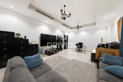 Снять в аренду виллу в Умм-Сукейме, Дубай: 4 спальни, 594.58м², № 129659 - фото 16
