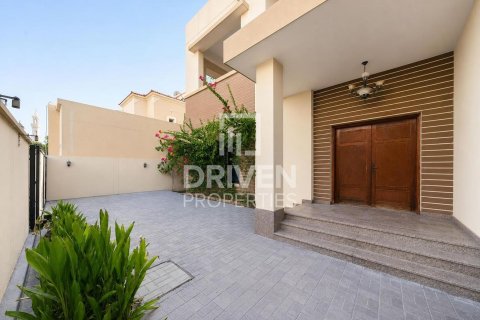 Villa in Umm Suqeim, Dubai 4 bedrooms, 594.58 sq.m. № 129659