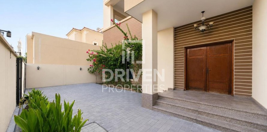 Вилла в Умм-Сукейме, Дубай, 4 спальни, 594.58м², № 129659