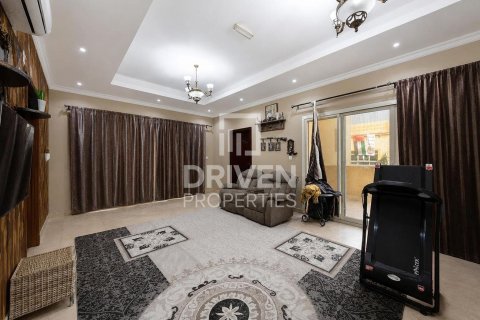 Снять в аренду виллу в Умм-Сукейме, Дубай: 4 спальни, 594.58м², № 129659 - фото 14