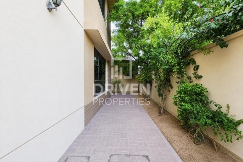 Снять в аренду виллу в Умм-Сукейме, Дубай: 4 спальни, 594.58м², № 129659 - фото 5