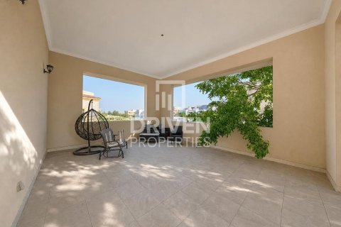 Снять в аренду виллу в Умм-Сукейме, Дубай: 4 спальни, 594.58м², № 129659 - фото 9
