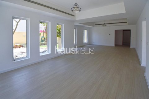 Снять в аренду виллу в Арабиан Ранчес, Дубай: 5 спален, 450м², № 44807 - фото 2
