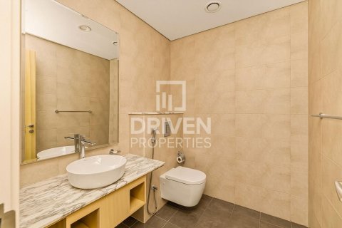 Снять в аренду квартиру в Paramount Tower Hotel & Residences, Бизнес-Бэй, Дубай: 2 спальни, 119.84м², № 129274 - фото 2