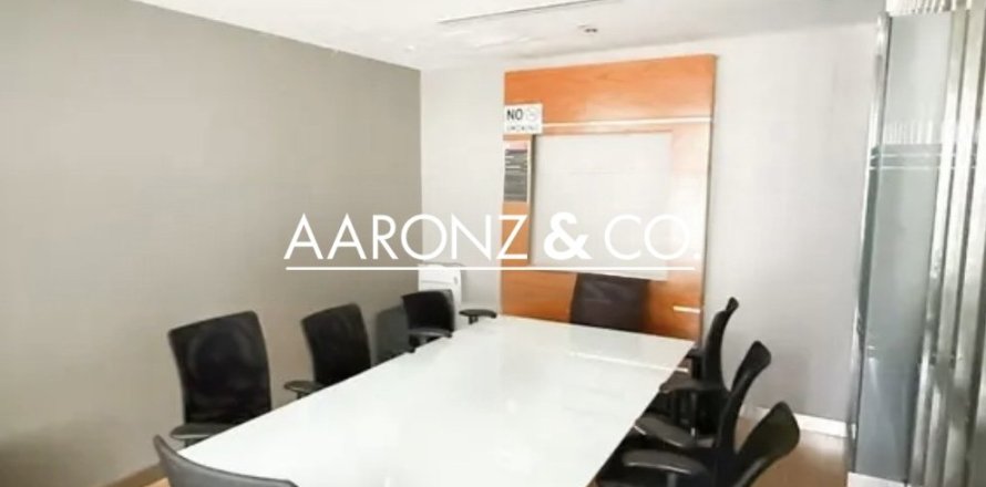 Офис в Джумейра Лейк Тауэрс, Дубай, 165м², № 97457