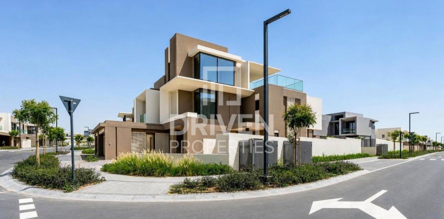 Вилла в Джабаль-Али, Дубай, 4 спальни, 656.45м², № 128020