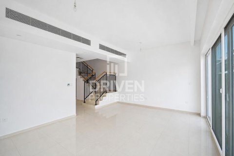 Снять в аренду таунхаус в Дубае: 4 спальни, 142.61м², № 128077 - фото 3