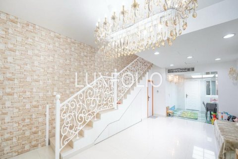 Купить виллу в Джумейра Вилладж Серкл, Дубай: 4 спальни, 129м², № 45618 - фото 3