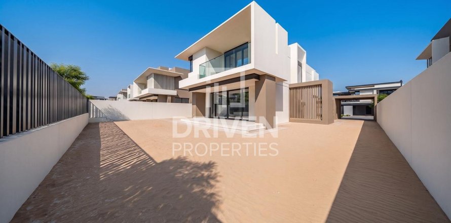 Вилла в Джабаль-Али, Дубай, 4 спальни, 629.98м², № 127855