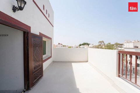 Villa in Deira, Dubai 4 bedrooms, 187.3 sq.m. № 141614 - photo 3