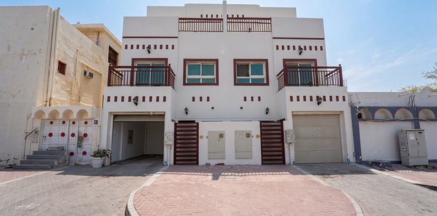 Villa in Deira, Dubai 4 bedrooms, 187.3 sq.m. № 141614