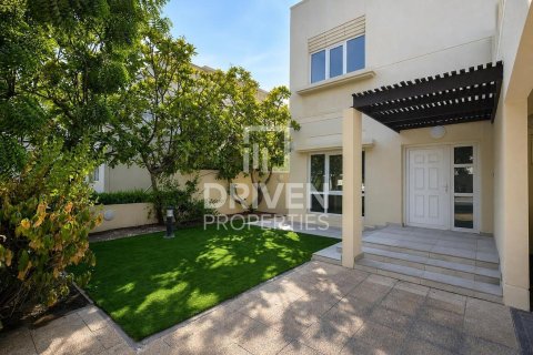 Villa in Meadows, Dubai 3 bedrooms, 560.39 sq.m. № 138849 - photo 23