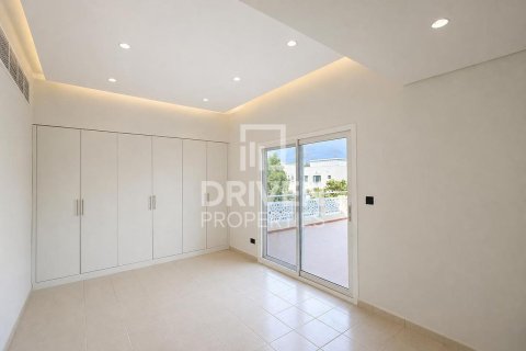 Villa in Meadows, Dubai 3 bedrooms, 560.39 sq.m. № 138849 - photo 11