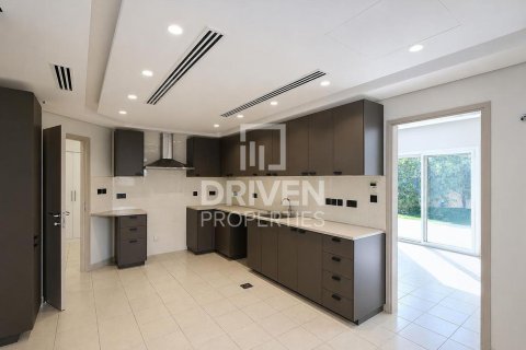 Villa in Meadows, Dubai 3 bedrooms, 560.39 sq.m. № 138849 - photo 14