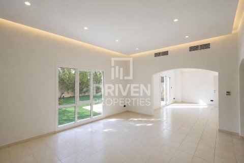 Villa in Meadows, Dubai 3 bedrooms, 560.39 sq.m. № 138849 - photo 2