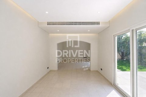 Villa in Meadows, Dubai 3 bedrooms, 560.39 sq.m. № 138849 - photo 3