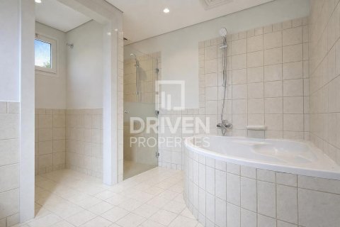 Villa in Meadows, Dubai 3 bedrooms, 560.39 sq.m. № 138849 - photo 18