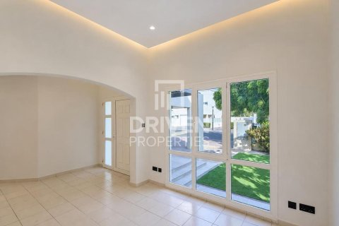 Villa in Meadows, Dubai 3 bedrooms, 560.39 sq.m. № 138849 - photo 7