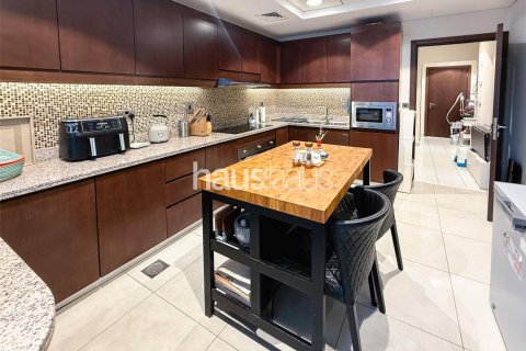 Villa in Motor City, Dubai 4 bedrooms, 381 sq.m. № 44938 - photo 11