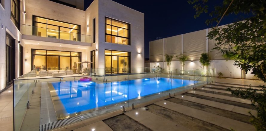 Villa in Dubai 6 bedrooms, 1393.8 sq.m. № 141757