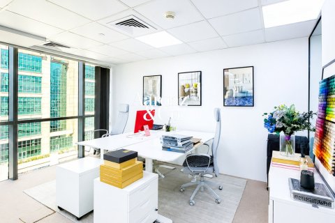 Office in Jumeirah Lake Towers, Dubai 108 sq.m. № 118409 - photo 2