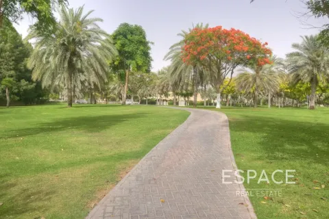 Villa in The Lakes, Dubai 6 bedrooms, 569 sq.m. № 122624 - photo 10