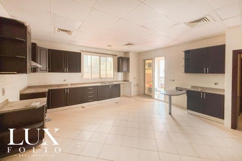 Снять в аренду виллу в Al Barsha 1, Аль-Барша, Дубай: 5 спален, 354м², № 46461 - фото 8