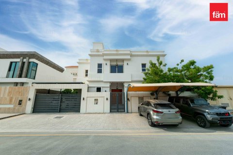 Villa in Dubai 5 bedrooms, 464.8 sq.m. № 123344