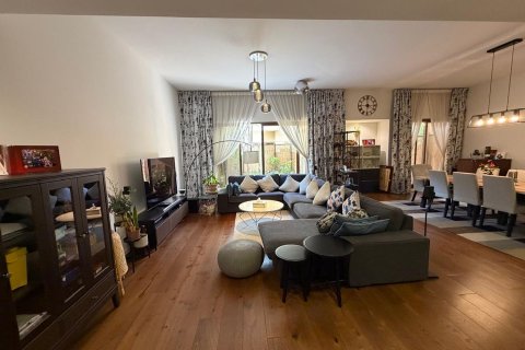 Adosado en Al Garhoud, Dubai, 4 dormitorios, 234.12 m², № 142276