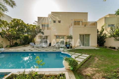 Villa in Meadows, Dubai 5 bedrooms, 570 sq.m. № 111585