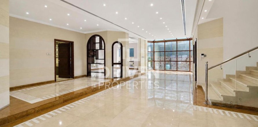 Villa en Umm Suqeim, Dubai, 5 dormitorios, 1349.88 m², № 127967