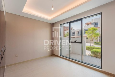 Снять в аренду таунхаус в Silver Springs, DAMAC Hills (Akoya by DAMAC), Дубай: 6 спален, 291.07м², № 136760 - фото 13