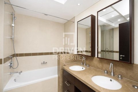 Apartment in 29 Burj Boulevard, Downtown Dubai (Downtown Burj Dubai), Dubai 2 bedrooms, 118.36 sq.m. № 138175 - photo 15
