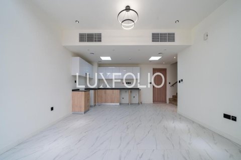 Снять в аренду таунхаус в Dubai Land, Дубай: 3 спальни, 142м², № 46333 - фото 2