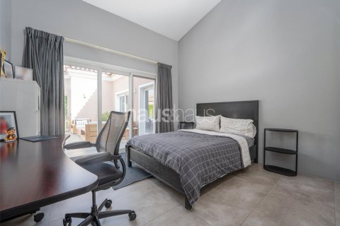 Villa in Dubai Investment Park, Dubai 4 bedrooms, 404 sq.m. № 43214 - photo 15