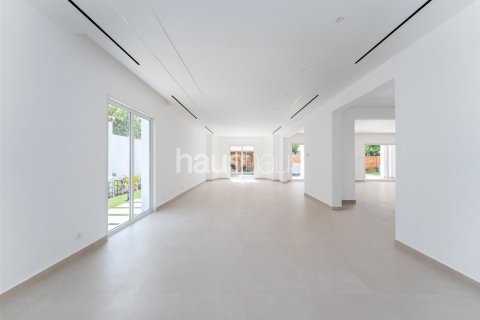 Villa en Dubai Investment Park, Dubai, 5 dormitorios, 577 m², № 43215 - foto 23