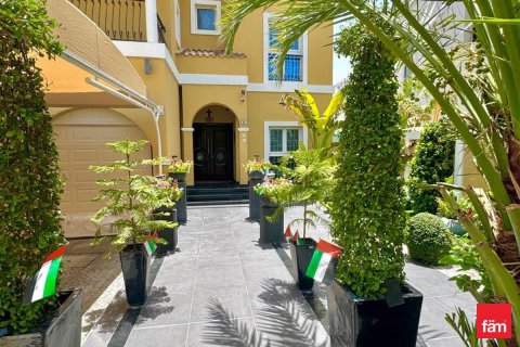 Villa en Dubai, 4 dormitorios, 569.5 m², № 110898
