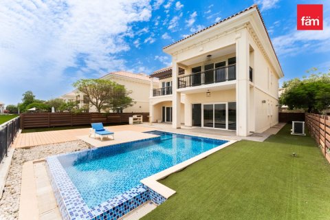 Villa in Dubai 5 bedrooms, 606.9 sq.m. № 141597