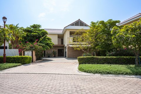 Villa en Jumeirah Golf Estates, Dubai, 5 dormitorios, 749.27 m², № 142081