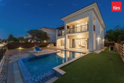 Villa in Dubai 5 bedrooms, 682.7 sq.m. № 115109