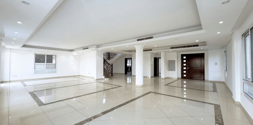 Villa in Dubai 6 bedrooms, 708.6 sq.m. № 110006