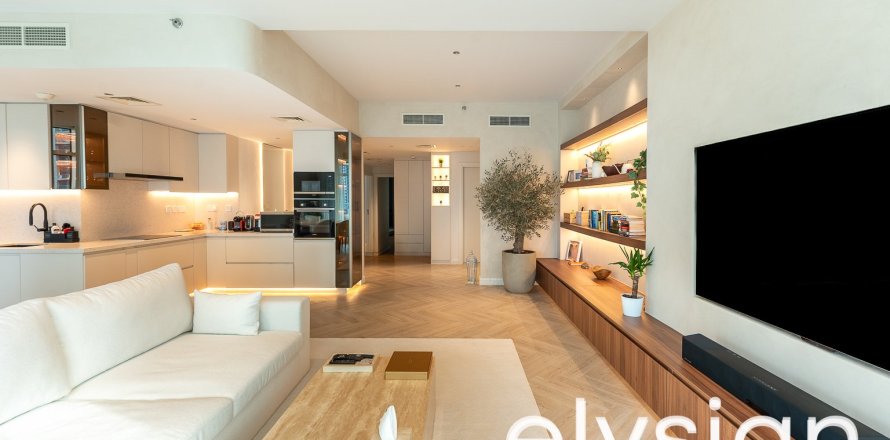 Apartment in Dubai Marina, Dubai 3 bedrooms, 215 sq.m. № 37886