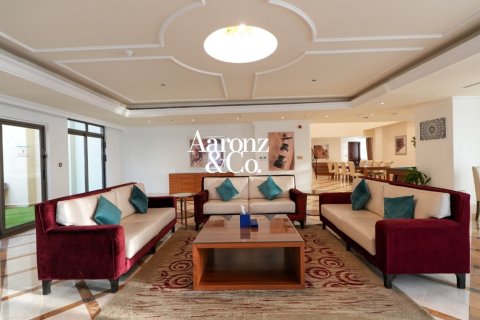 Apartment in Jumeirah Beach Residence, Dubai 4 bedrooms, 638 sq.m. № 135074